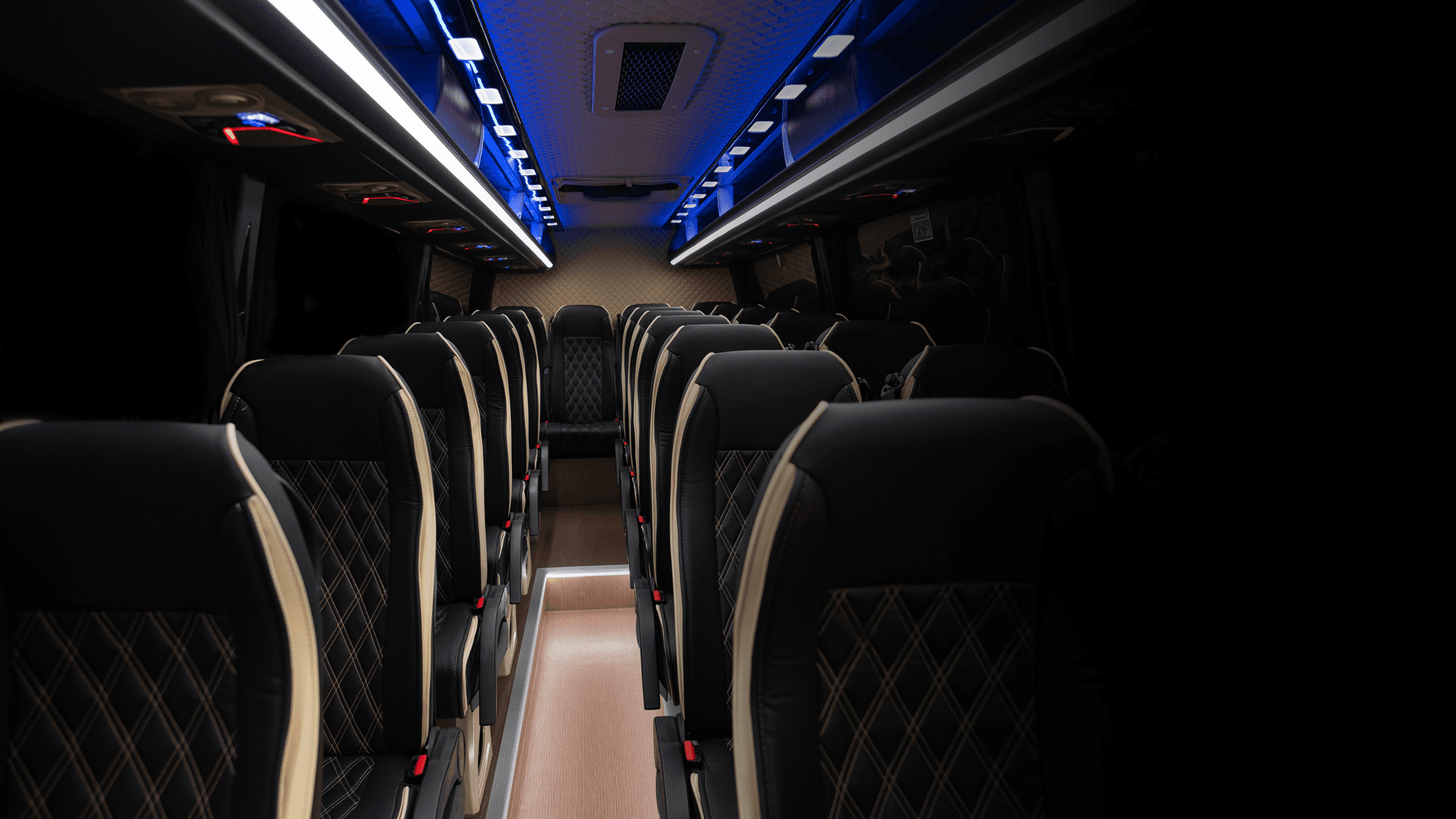 Interior de um minibus Volmer com iluminação ambiente azul