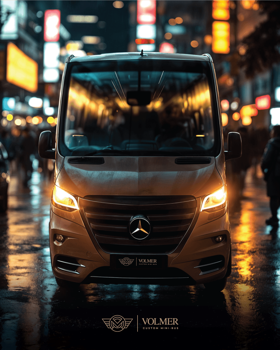 Minibus Volmer numa avenida à noite